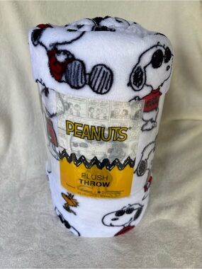 Peanuts Snoopy & Woodstock Plush Throw